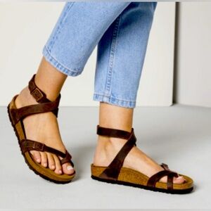 Birkenstock Women's Yara Leather flat sandal- never worn